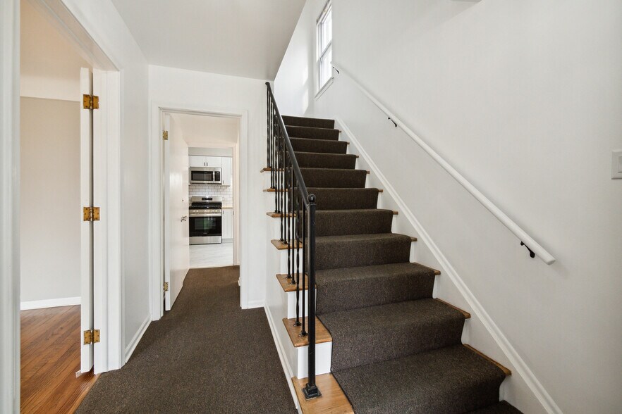 Shared front door entry - 204 Catalpa Dr