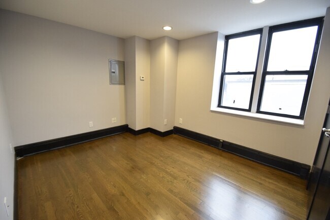 Building Photo - 444 Western Ave