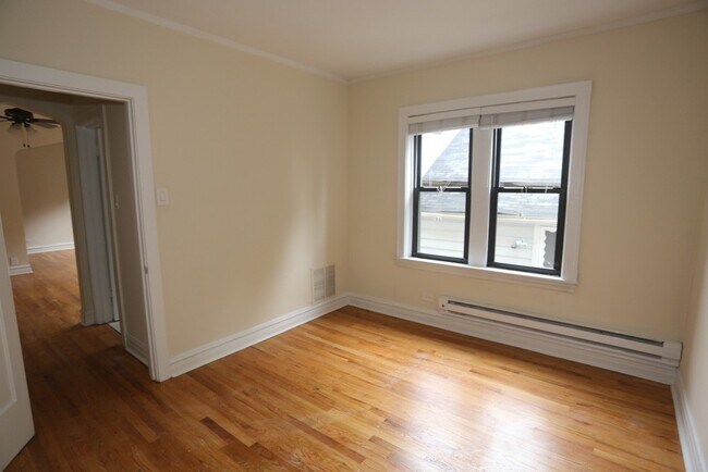 Building Photo - 4740 N Hermitage Ave