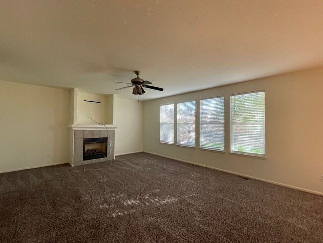 Building Photo - 3Bed 3Bath Home In Erie Available July!