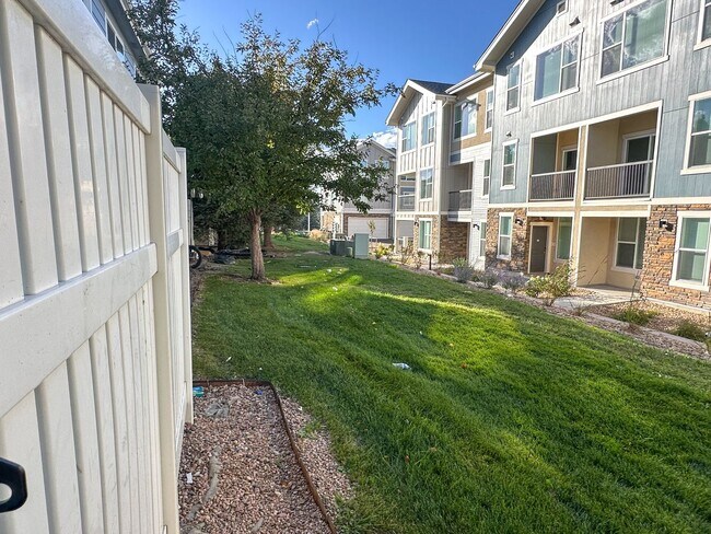 Building Photo - Beautifully Updated Townhome Near DIA