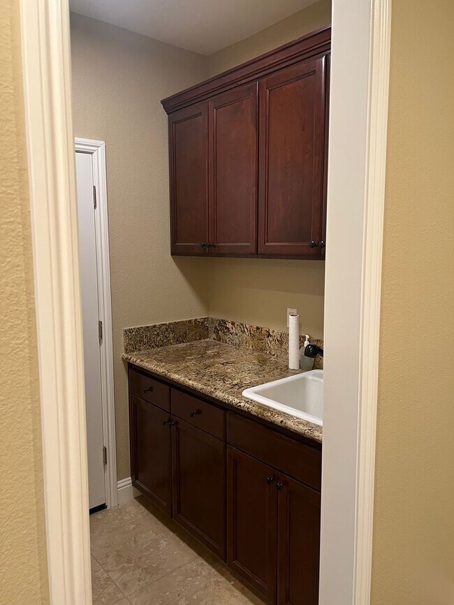 Building Photo - Beautiful Family Home