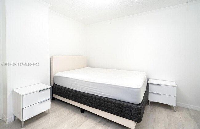 Building Photo - 3140 S Ocean Dr