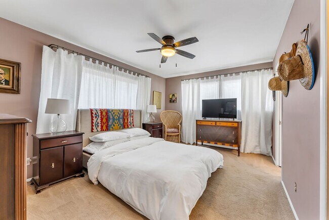 Building Photo - Renovated Mid Century Modern Home in the D...