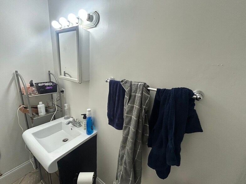 Building Photo - 719 Parker St