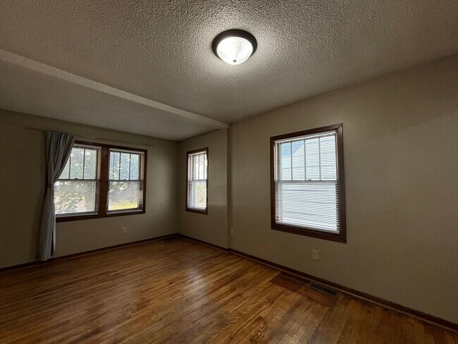Building Photo - Single Family Home located south of Como Park! Apply TODAY!