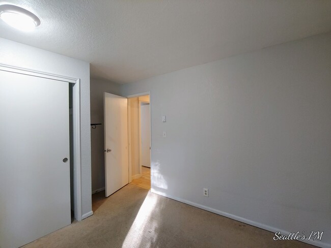 Building Photo - 2 Bedroom 2 Bathroom Ground Floor Condo- w...