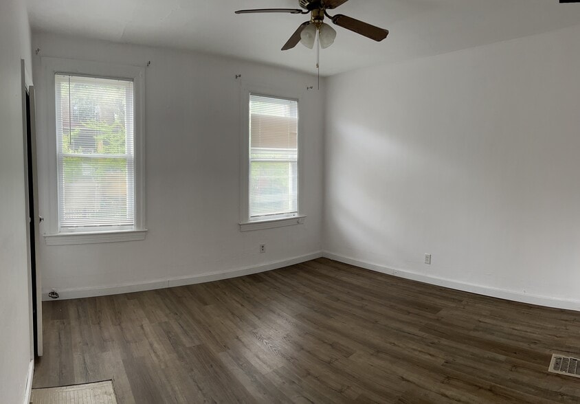 Bedroom - 5135 Carnegie St