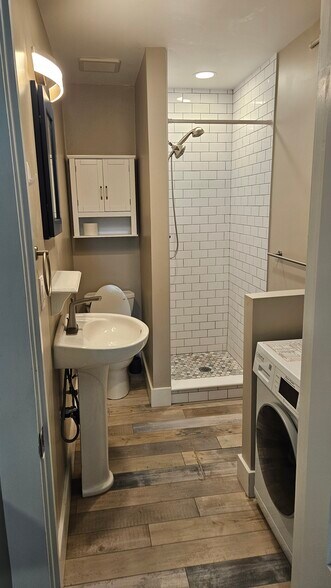 Bath w laundry - 2238 Newton St