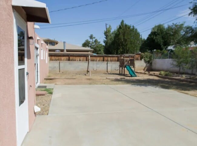 Building Photo - 1404 Rhode Island St NE