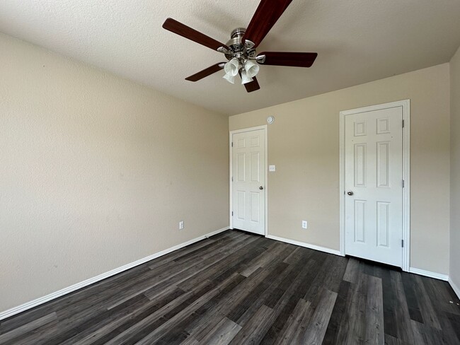 Building Photo - * Move-In Special * Gorgeous 3 bedroom 2 b...