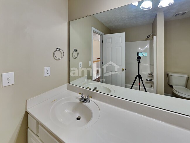 Building Photo - 2410 Greenside Ct