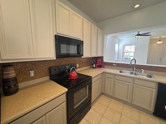 Building Photo - 3 Bedroom 2 1/2 Bathroom Townhome in the Gated community of Compass Bay