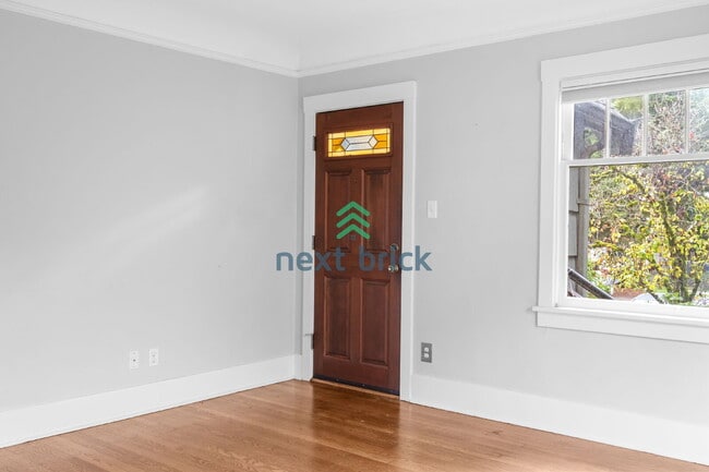 Building Photo - A beautiful 3 bed and 1 bathroom house for rent