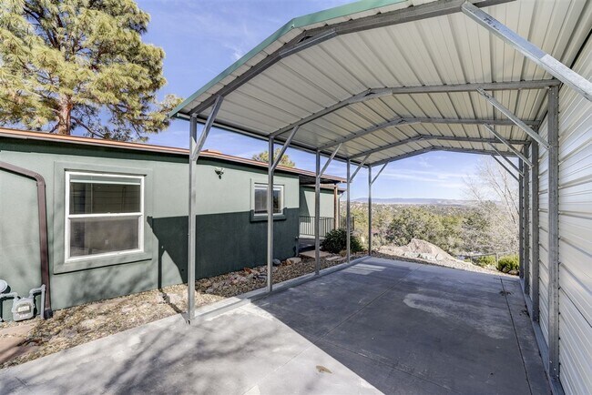Building Photo - Newly Remodeled 2 Bed, 1 Bath + a Den  Home at The Base of Thumb Butte!