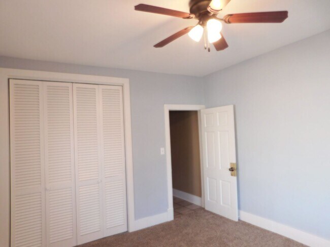 Building Photo - Spacious 3 bedroom/1 bath home in El Dorado!