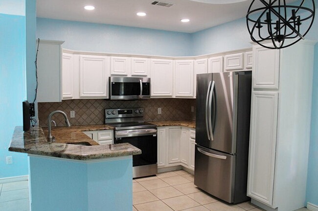 Building Photo - "Lovely 4-Bedroom Lakeside Retreat in Rock...