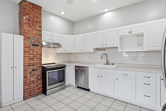 Building Photo - 156 N Broadway