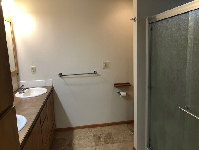 Building Photo - 2-bedroom 2-bathroom duplex with 2 garages in Eugene!