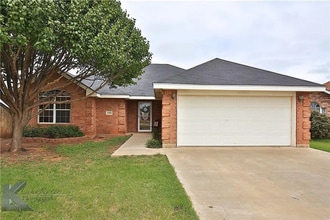Building Photo - Cute 3-bedroom, 2-bath home
