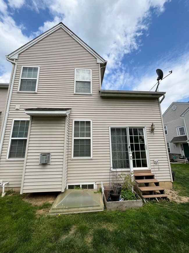 Building Photo - Stunning Upper Nazareth End Unit Townhome