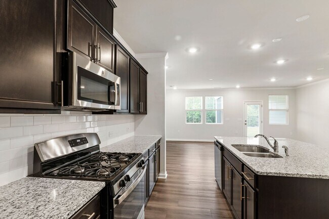 Building Photo - Bright & Beautiful! Modern 3-Bedroom Townh...