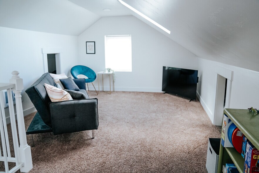 nice second living area or fourth sleeping area - 525 8th Ave W