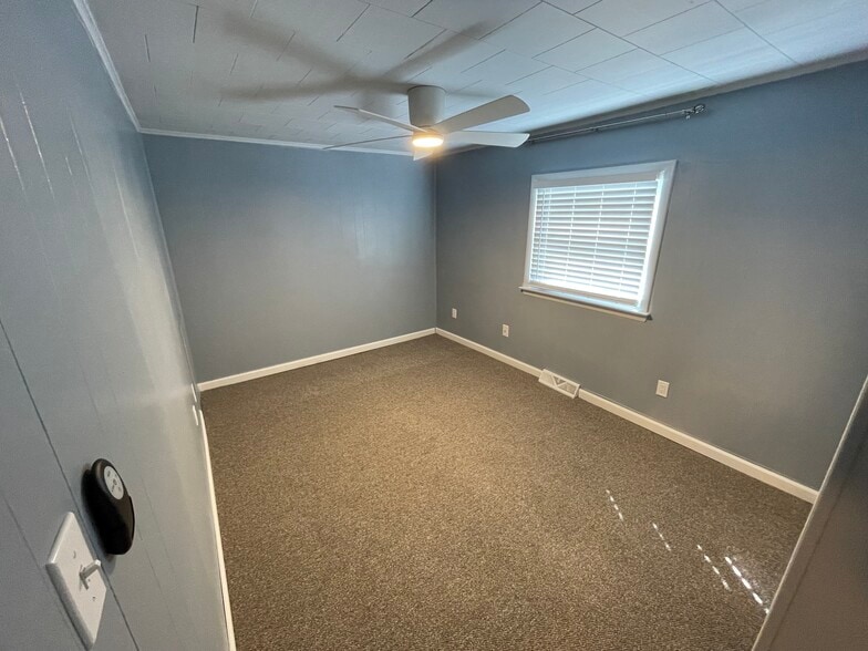Second bedroom features a wide reach-in closet, 2" premium blinds, and - 6 Catawba Ave