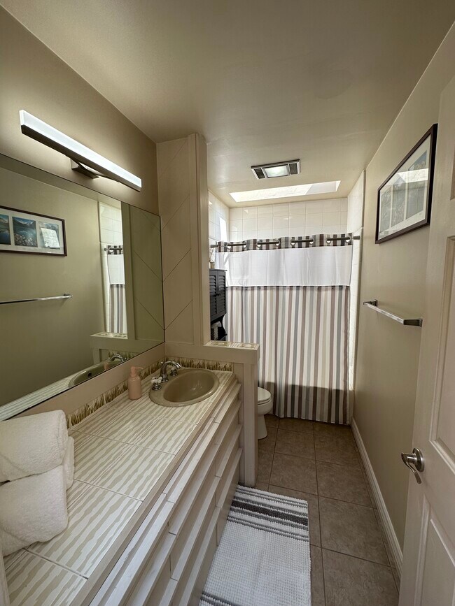 Building Photo - 3707 E Livingston Dr