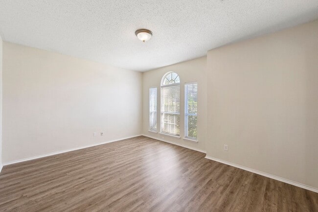 Building Photo - 6917 Club Creek Dr