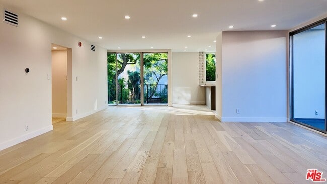 Building Photo - 414 N Palm Dr