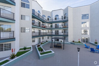 Building Photo - Saxon