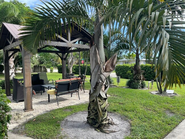 Building Photo - 221 SE 1st Ave