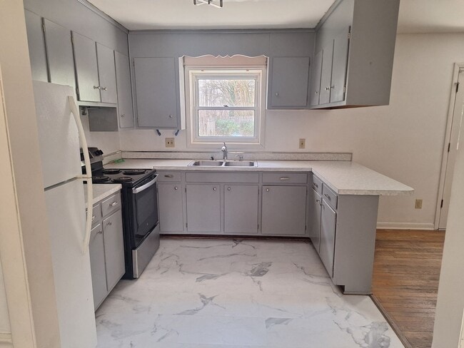 Building Photo - 3 bedroom/1 bathroom- Fenton Mill Road