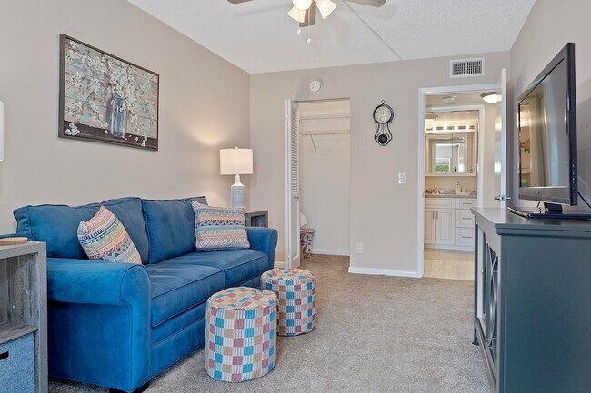 Building Photo - 1032 Lincoln B