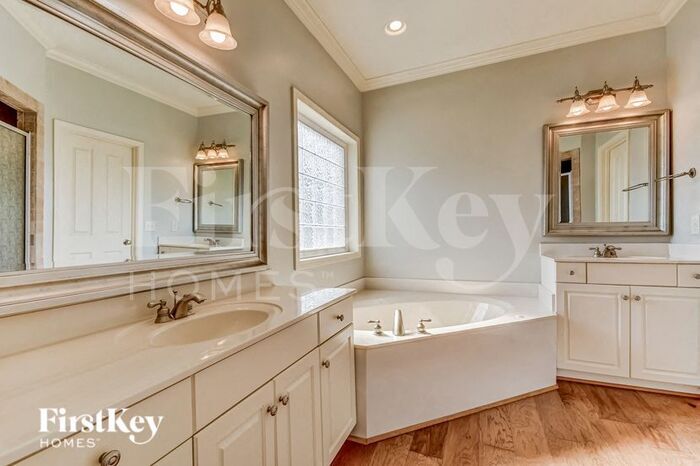 Building Photo - 3611 Courtyard Ln