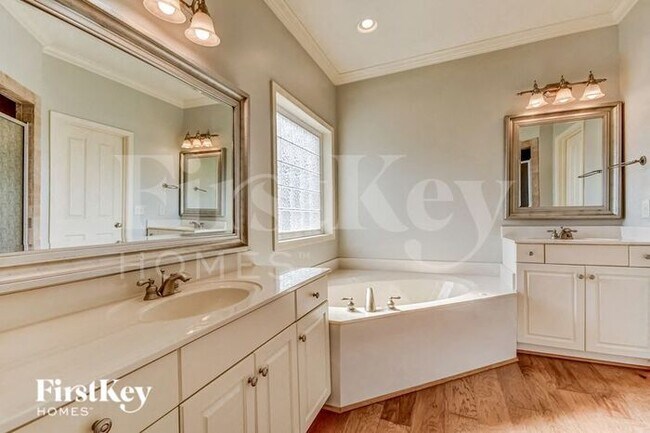 Building Photo - 3611 Courtyard Ln