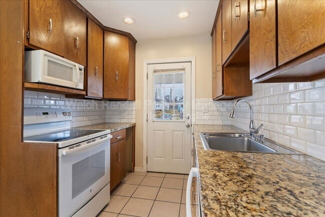 Building Photo - 153 Country Club Dr