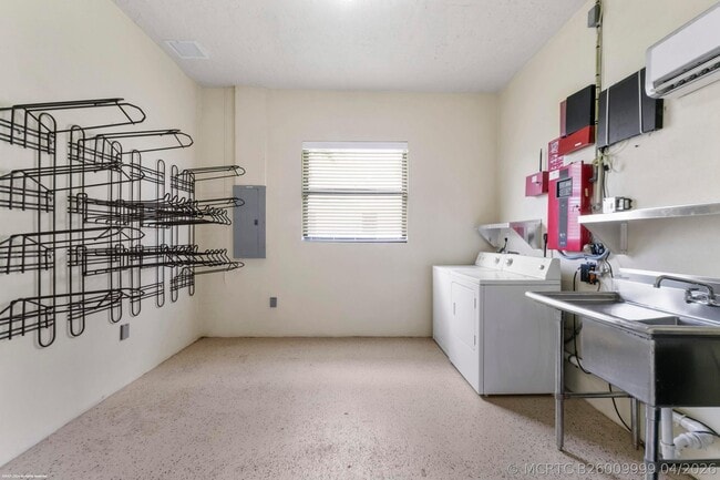 Building Photo - 14965 Oatland Ct