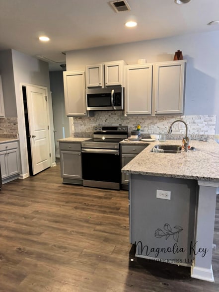 Building Photo - 599 Hay Hill Ln