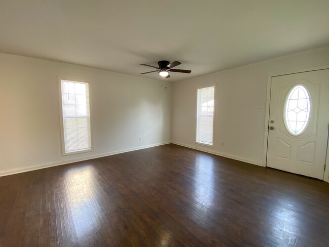 Building Photo - 3 bedroom, 2 bath near New Allen Rd and Ha...