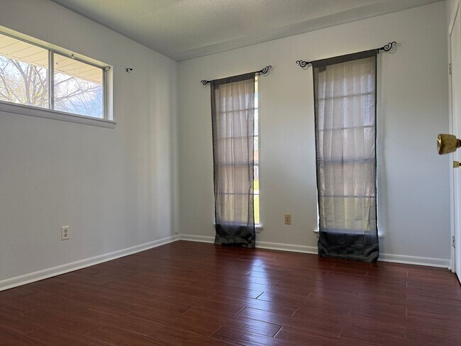 Building Photo - 7910 Mustang Dr