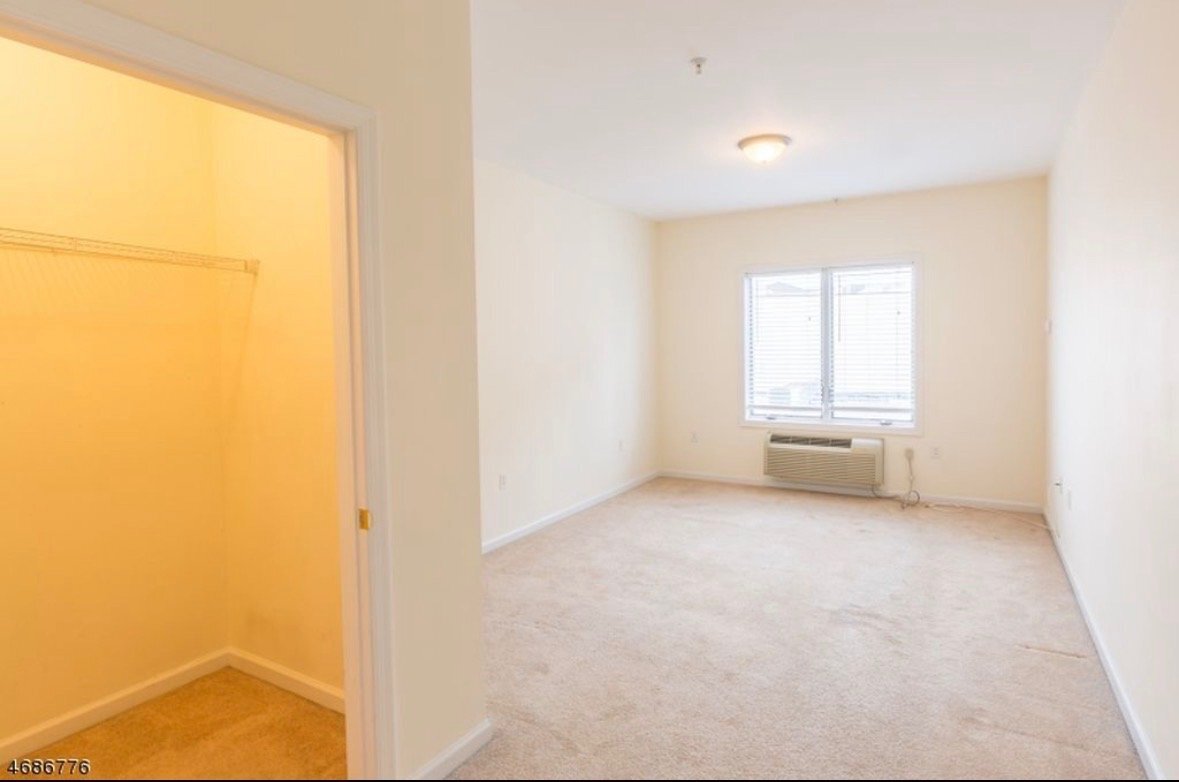 Building Photo - 528 52nd St
