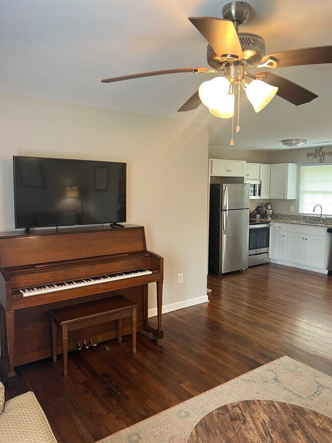 Building Photo - 3 bedroom/1 bathroom home in Central, SC