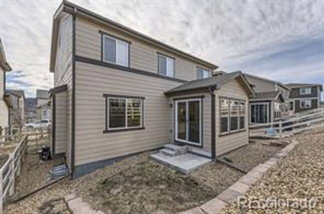 Building Photo - Spacious 3 bed 3 bath 2-story comfortable ...