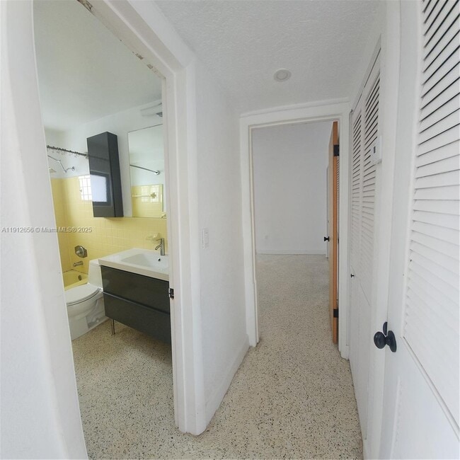 Building Photo - 1960 SW 27th Ave