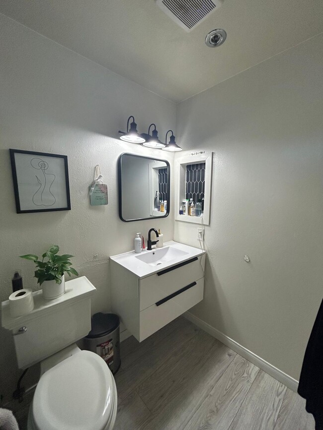 ensuite master bathroom - 801 Pine Ave