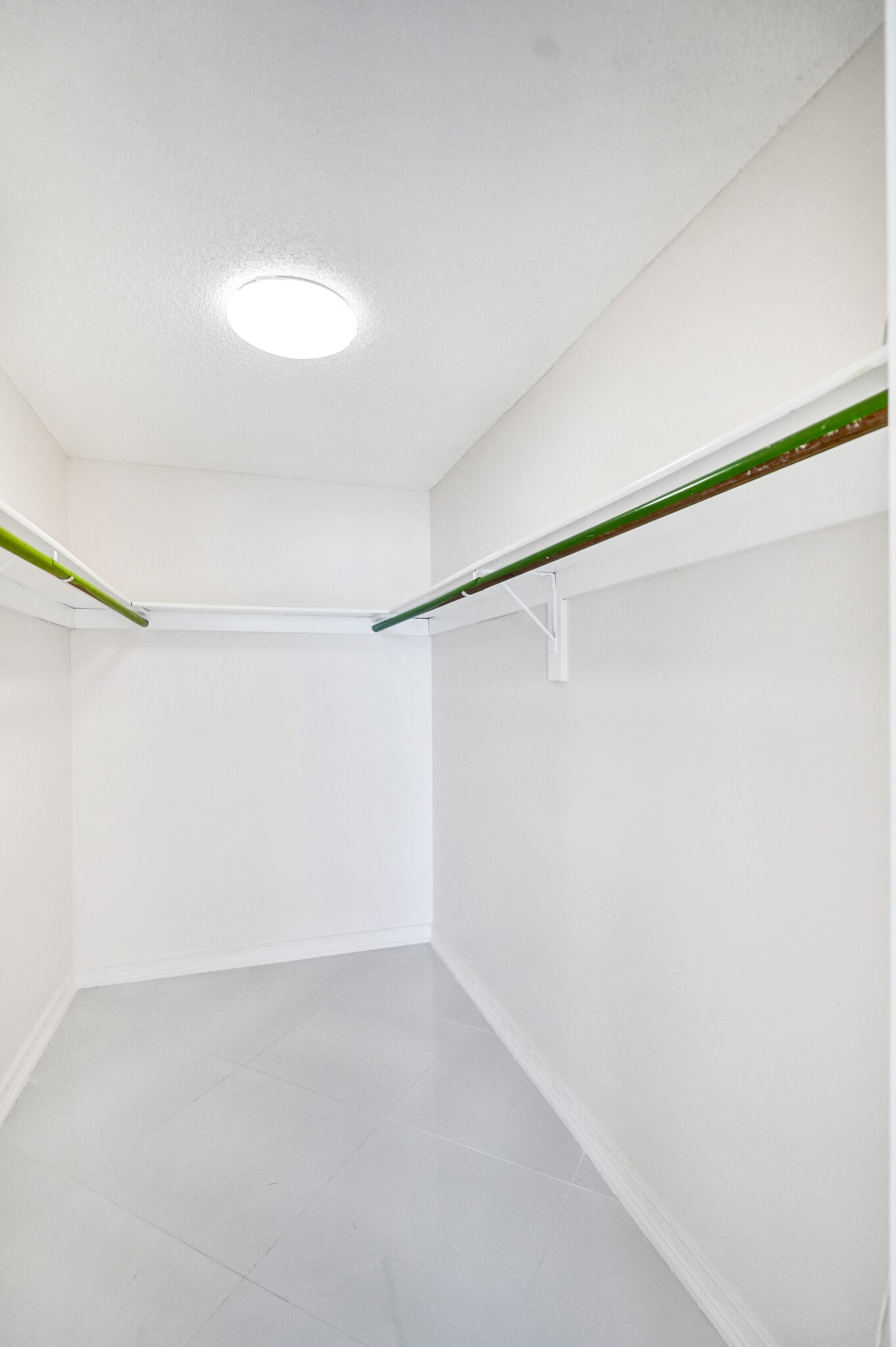 Building Photo - 3113 S Ocean Dr