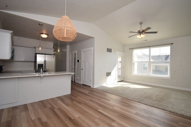 Building Photo - Bright Top Floor Condo with Tennis court, Pool, and Clubhouse