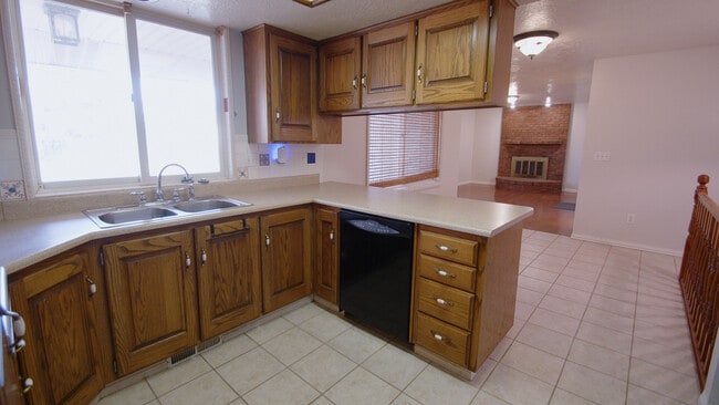 Building Photo - 2455 S Bluff Rd